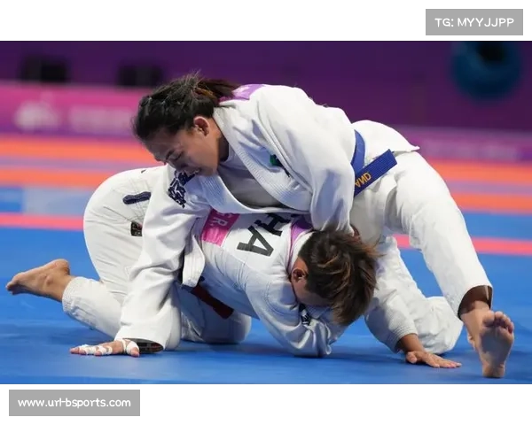 柔术选手邓恩夺冠 女子草量级迎新地面缠斗时代